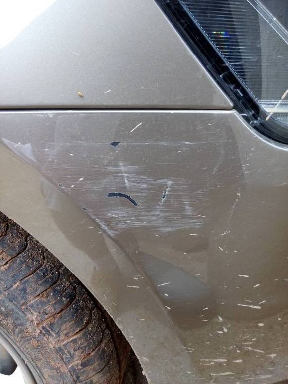 引擎盖被石子崩掉漆面,引擎盖被石子砸出底漆